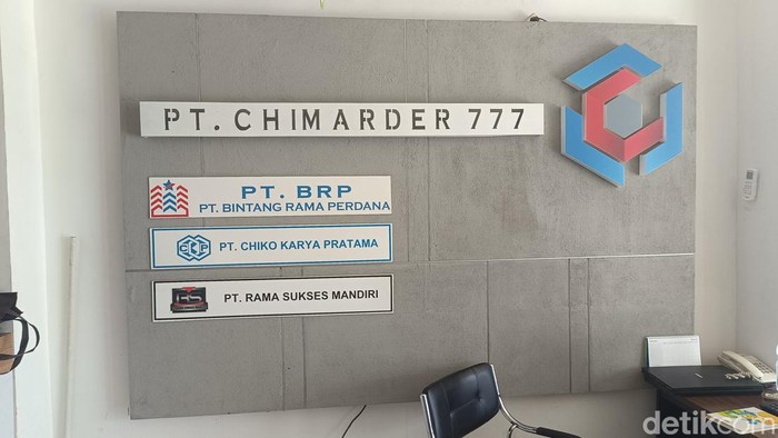 Mobil KPK sambangi gedung PT Chimarder 777 di Jalan Taman Siswa, Semarang, Kamis (17/7/2024).