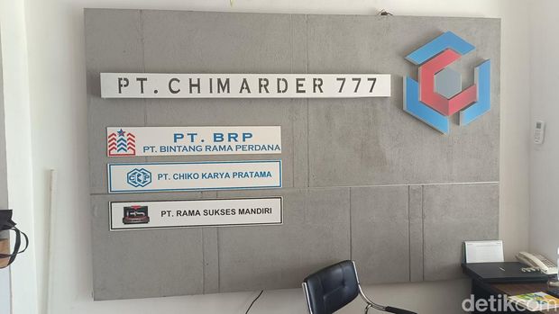 Mobil KPK sambangi gedung PT Chimarder 777 di Jalan Taman Siswa, Semarang, Kamis (17/7/2024).