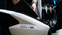Honda EM1 e: dijual Rp 33 juta dan EM1 e: Plus dijual Rp 33,5 juta. Harga tersebut belum termasuk charger yang dibanderol sekitar Rp 5 juta hingga Rp 6 juta.