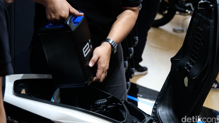 PT AHM memboyong motor canggihnya di GIIAS 2024 di ICE BSD City, Tangerang. Ada moge adventure CRF1100L Africa Twin dan skutik listrik Honda EM1 e:.