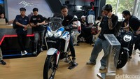 PT AHM memboyong motor canggihnya di GIIAS 2024 di ICE BSD City, Tangerang. Ada moge adventure CRF1100L Africa Twin dan skutik listrik Honda EM1 e:.