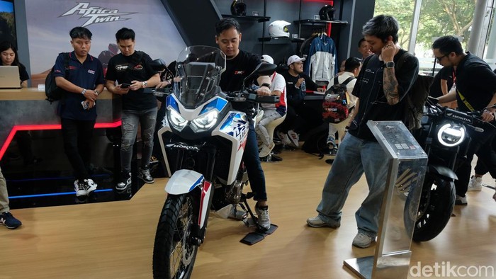 PT AHM memboyong motor canggihnya di GIIAS 2024 di ICE BSD City, Tangerang. Ada moge adventure CRF1100L Africa Twin dan skutik listrik Honda EM1 e:.