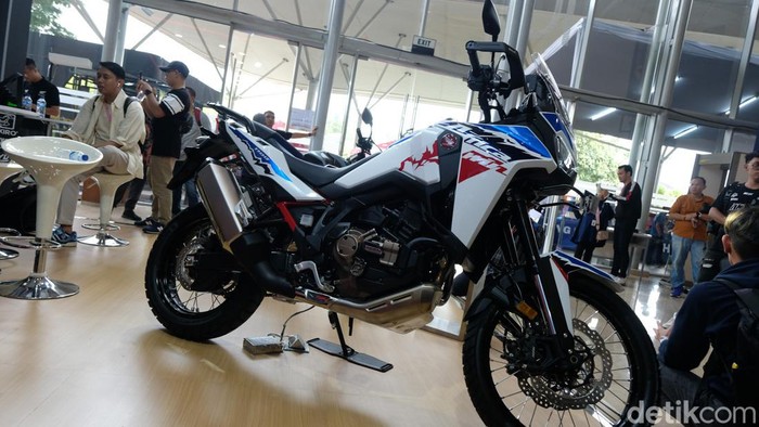 PT AHM memboyong motor canggihnya di GIIAS 2024 di ICE BSD City, Tangerang. Ada moge adventure CRF1100L Africa Twin dan skutik listrik Honda EM1 e:.