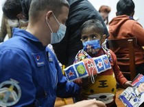 Momen Astronot Rusia Hibur Anak-anak Penderita Kanker di Rumah Sakit