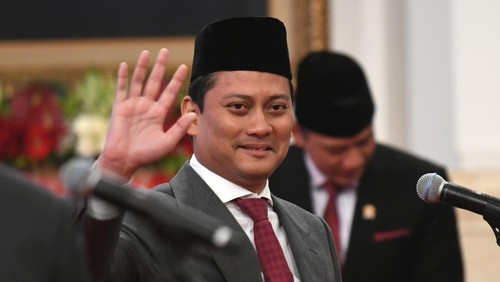 Thomas Djiwandono melambaikan tangan saat bersiap untuk dilantik menjadi Wakil Menteri Keuangan oleh Presiden Joko Widodo di Istana Negara, Jakarta, Kamis (18/7/2024). Presiden Joko Widodo melantik tiga wakil menteri yakni Thomas Djiwandono menjadi Wakil Menteri Keuangan, Sudaryono menjadi Wakil Menteri Pertanian, dan Yuliot Tanjung menjadi Wakil Menteri Investasi. ANTARA FOTO/Hafidz Mubarak A/aww.