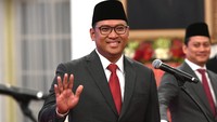 Sudaryono melambaikan tangan saat bersiap untuk dilantik menjadi Wakil Menteri Pertanian. Sudaryono merupakan Ketua DPD Gerindra Jateng. Dia menggantikan Harvick Hasnul Qolbi sebagai Wakil Menteri Pertanian.