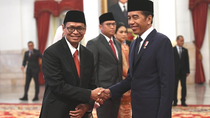 Momen Jokowi Lantik 3 Wamen Baru, Ada Keponakan Prabowo Presiden Joko Widodo (kanan) memberikan ucapan selamat kepada Yuliot Tanjung usai dilantik menjadi Wakil Menteri Investasi oleh di Istana Negara, Jakarta, Kamis (18/7/2024). Presiden Joko Widodo melantik tiga wakil menteri yakni Thomas Djiwandono menjadi Wakil Menteri Keuangan, Sudaryono menjadi Wakil Menteri Pertanian, dan Yuliot Tanjung menjadi Wakil Menteri Investasi. ANTARA FOTO/Hafidz Mubarak A/aww.