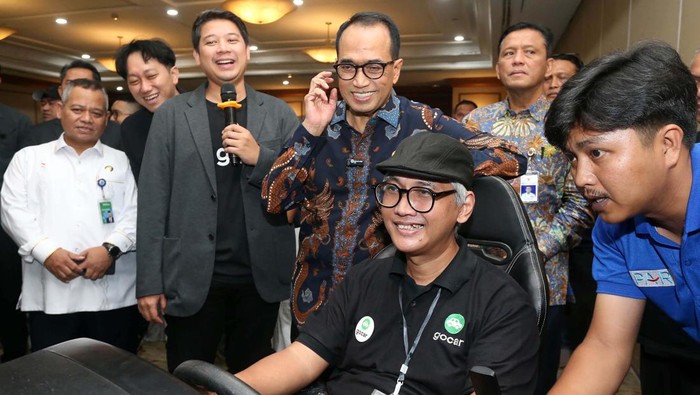 Menteri Perhubungan Budi Karya Sumadi menghadiri Gojek Safety Day 2024 di Jakarta, Rabu (17/7). Menhub tampak ceria saat dibonceng ojek online.