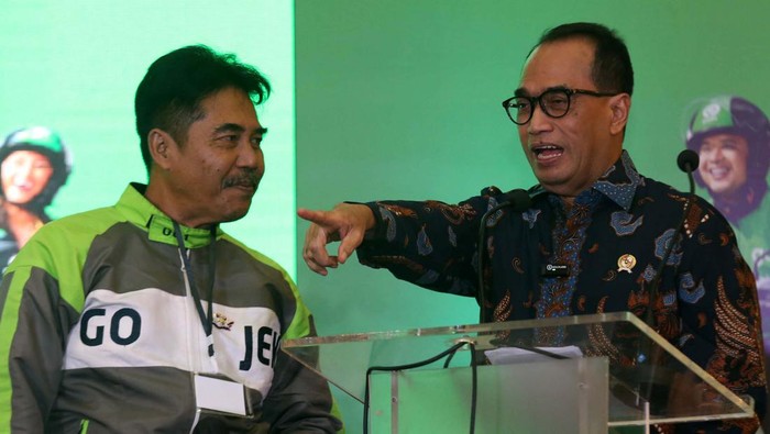 Menteri Perhubungan Budi Karya Sumadi menghadiri Gojek Safety Day 2024 di Jakarta, Rabu (17/7). Menhub tampak ceria saat dibonceng ojek online.