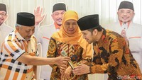 Ketujuh partai itu yakni Gerindra, Golkar, Demokrat, PAN, PPP, PSI dan PKS. Khofifah-Emil juga telah mendapat dukungan dari satu parpol non parlemen di DPRD Jatim yakni Perindo.  