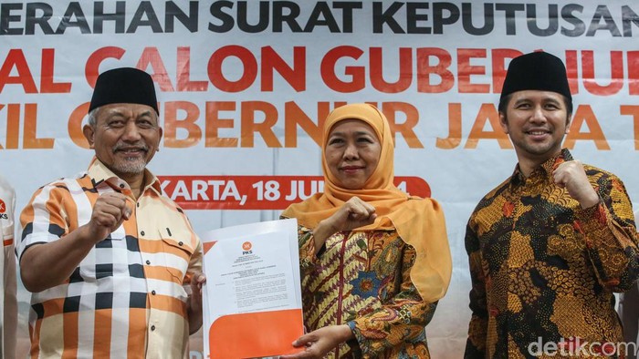 Momen PKS Usung Khofifah-Emil Dardak di Pilgub Jawa Timur Presiden PKS Ahmad Syaikhu memberikan Surat Keputusan Bakal Calon Gubernur dan Wakil Gubernur Jawa Timur kepada Khofifah Indar Parawansa dan Emil Dardak di DPP PKS, Jakarta, Kamis (18/7/2024).