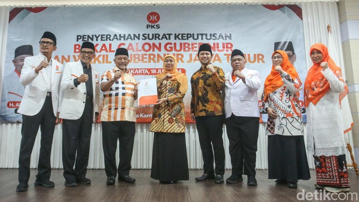 Presiden PKS Ahmad Syaikhu memberikan Surat Keputusan Bakal Calon Gubernur dan Wakil Gubernur Jawa Timur kepada Khofifah Indar Parawansa dan Emil Dardak di DPP PKS, Jakarta, Kamis (18/7/2024).