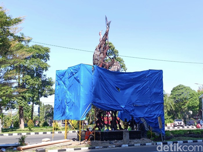 Monumen knalpot brong terpasang di gerbang masuk Kota Surabaya.