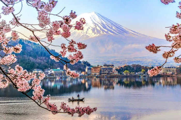 Gunung Fuji saat musim semi.
