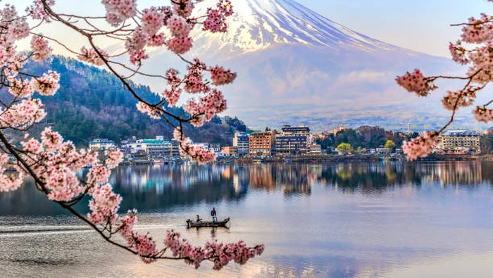 Gunung Fuji saat musim semi.