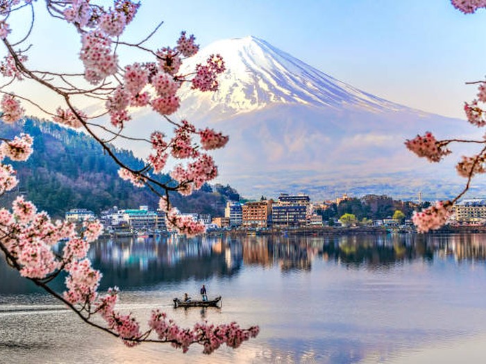 Gunung Fuji saat musim semi.