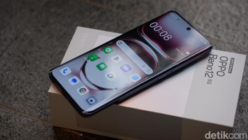 Oppo menerapkan desain sponge bionic yang mensimulasikan struktur internal spons. Desain ini meningkatkan daya tahan dan keandalan struktural smartphone, membuatnya dapat bertahan terhadap kecelakaan mendadak yang tidak disengaja. Dalam uji laboratorium, performa jatuh Reno12 Series melebihi rata-rata industri hingga lebih dari 60% lebih tinggi. F Foto: Adi Fida Rahman/detikINET