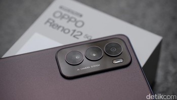 Reno12 5G dilengkapi dengan Corning Gorilla Glass 7i untuk memberikan ketahanan yang lebih baik terhadap jatuh, goresan, dan tekukan, menjadikannya salah satu layar yang paling tahan lama di kelasnya.Untuk mengatasi masalah benturan dan jatuh yang mungkin dialami selama bertahun-tahun penggunaan, oto: Adi Fida Rahman/detikINET