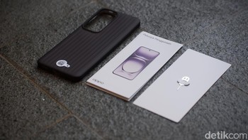 Oppo turut memberikan SIM Card ijector, kertas petunjuk dan case silicon. Foto: Adi Fida Rahman/detikINET