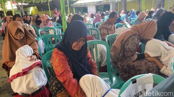 Orang tua dan siswa menangis saat proses sungkeman di penutupan MPLS SMPN 12 Kota Madiun.