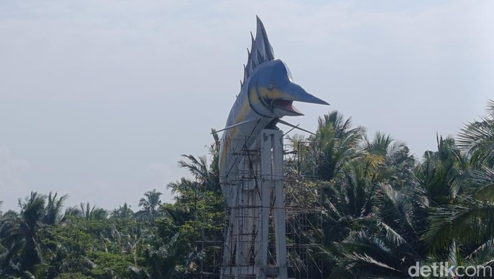 Ornamen patung ikan marlin di Pangandaran yang sudah terpasang