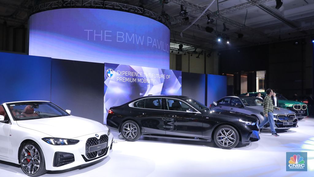 Pabrikan otomotif premium asal Jerman turut meluncurkan produk andalannya, mulai BMW 520i M Sport rakitan lokal, BMW i5 M60, BMW XM 50e, BMW XM 50e varian baru dari SAV Plug-In Hybrid performa tinggi, hingga BMW 430i Convertible. (CNBC Indonesia/Muhammad Sabki)