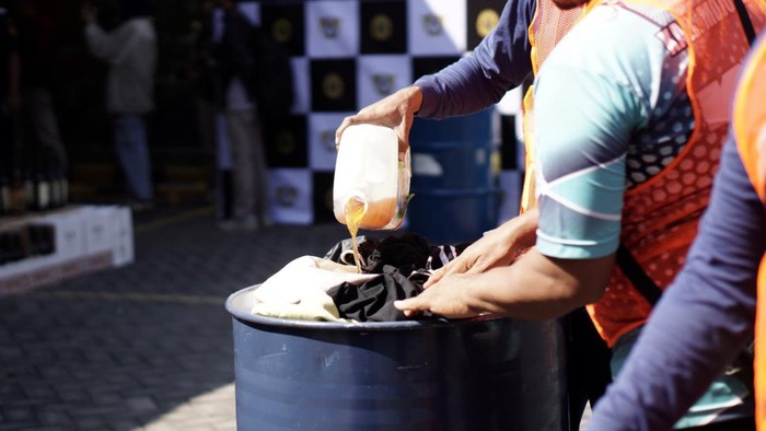 Bea Cukai Tanjung Perak gelar pemusnahan pakaian impor bekas  (ballpress) ilegal sebanyak lebih dari 4 ton, pada Kamis (18/07) di Kantor Bea Cukai Tanjung Perak, Surabaya.