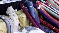 Selain pakaian bekas ilegal, ada juga produk tekstil lainnya berupa pakaian jadi sebanyak 143 buah dan 52 roll kain tenun. Barang bukti yang dimusnahkan itu merupakan hasil penindakan di bidang kepabeanan sejak semester dua tahun 2023 hingga 17 Juli 2024.