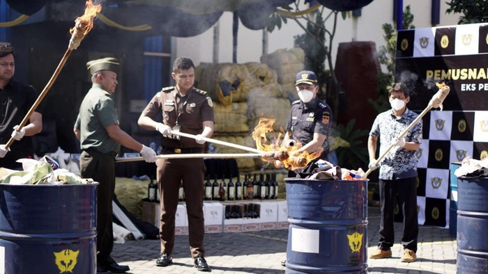 Pakaian Impor Ilegal Senilai Rp 243 Juta Dimusnahkan! Bea Cukai Tanjung Perak gelar pemusnahan pakaian impor bekas (ballpress) ilegal sebanyak lebih dari 4 ton, pada Kamis (18/07) di Kantor Bea Cukai Tanjung Perak, Surabaya.