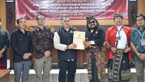 Pasangan Karisma saat menyerahkan syarat dukungan untuk proses perbaikan tahap II ke KPU Karangasem, Rabu (17/7/2024) malam