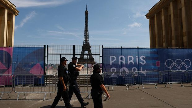Pasukan keamanan Prancis mulai menutup sebagian besar wilayah Kota Paris pada hari Kamis (18/07), jelang upacara pembukaan Olimpiade pada pekan depan di Sungai Seine. (REUTERS/Kai Pfaffenbach)