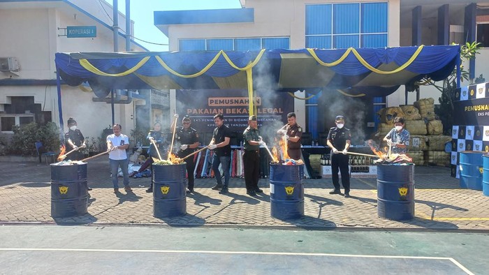 Pemusnahan pakaian bekas impor di Surabaya
