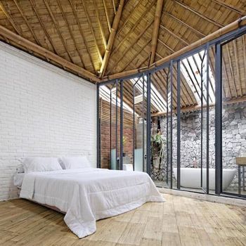 Penampakan rumah bambu Dancing Mountain House.