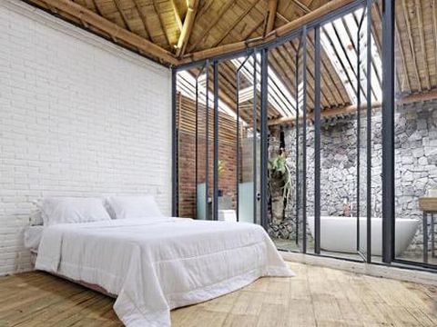Penampakan rumah bambu Dancing Mountain House.
