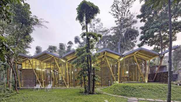 Penampakan rumah bambu Dancing Mountain House