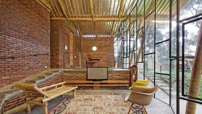 Penampakan rumah bambu Dancing Mountain House