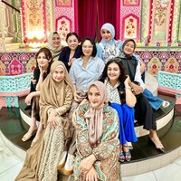 “Kumpul Setiap Bulan sudah selama 25 tahun…” tulis Marini Zumarnis di Instagram.