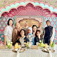 Sebagian selebriti yang hadir bahkan sudah mempunyai cucu. Meski beberapa sudah berusia 50 tahun tapi masih bugar dan cantik. Foto: Instagram 