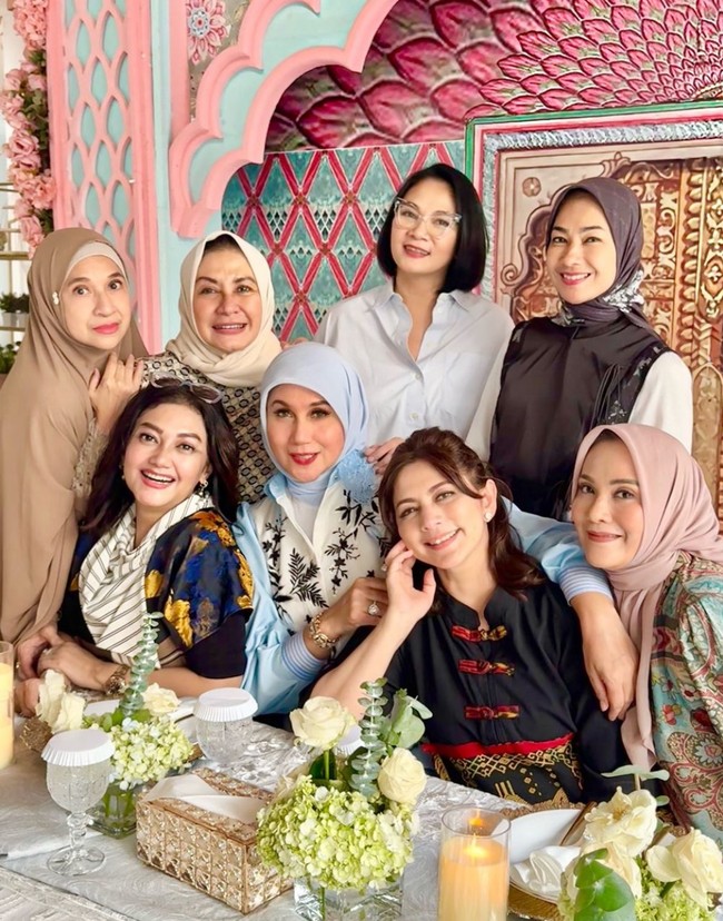 Meski sudah tidak terlalu aktif dalam dunia hiburan, mereka masih eksis di media sosial. Ada yang sudah hijrah hingga menjadi istri abdi negara. Foto: Instagram