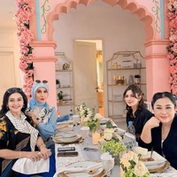 Ini dia para artis lawas yang masih cantik nan awet muda. Mereka sudah bersahabat selama 24 tahun lho. Foto: Instagram