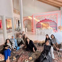 Pada unggahan terbaru, para artis yang menghiasi layar televisi pada era 1990 sampai 2000-an itu mengadakan reuni bersama. Sebagian di antaranya sudah konsisten berhijab. Foto: Instagram