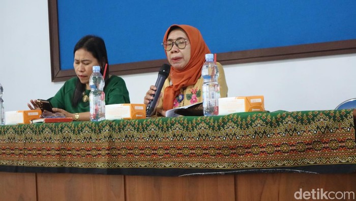 Kabid Pemberdayaan, Perlindungan, dan Jaminan Sosial (PPJS) pada Dinas Sosial (Dinsos) Pati Tri Haryumi (berkerudung) menghadiri acara di kantor Kominfo Pati, Kamis (18/7/2024).