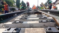 Pekerja memasang bantalan rel saat pengerjaan penggantian wesel rel kereta api di Kota Kediri, Jawa Timur, Rabu (17/7/2024).  