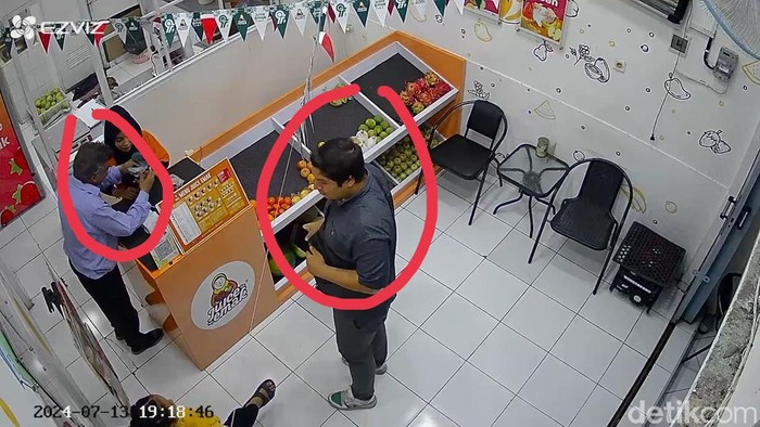 Momen 2 bule melakukan penipuan dengan modus menukar uang di wilayah Bendungan, Wates, Kulon Progo. Foto diunggah Kamis (18/7/2024).