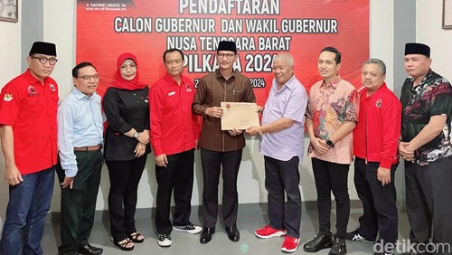 Penyerahan rekomendasi dari PDIP ke Mohan Roliskana untuk maju di Pilwalkot Mataram pada Kamis (18/7/2024). (Foto: Helmy Akbar/detikBali)