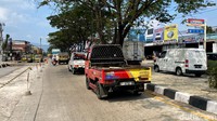 Untuk mengurai antrean kendaraan, contra flow dilakukan di ruas jalan tersebut agar kendaraan dari arah Bandung ke Garut tidak mengalami hambatan. (Foto: Wisma Putra/detikJabar)