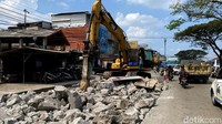 Perbaikan jalan dilakukan dengan cara membongkar betonan jalan yang kualitasnya sudah mengalami kerusakan. (Foto: Wisma Putra/detikJabar)