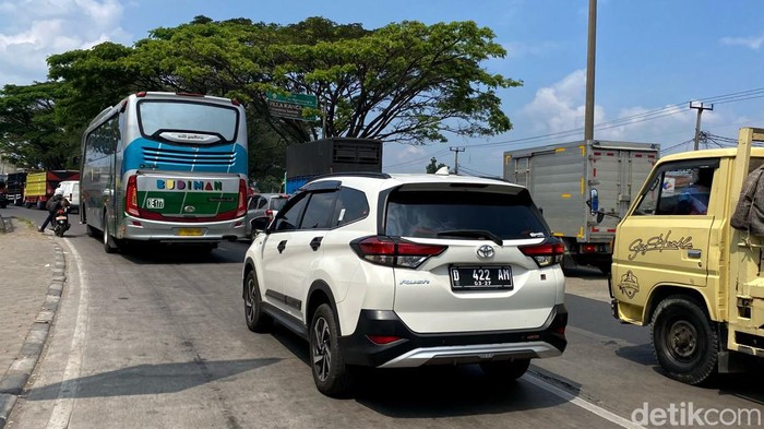 Perbaikan jalan di jalur Bandung-Garut Perbaikan jalan di jalur Bandung-Garut