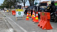 Sejumlah alat berat juga terpantau masih melakukan pembongkaran betonan jalan yang kualitasnya sudah mengalami penurunan. (Foto: Wisma Putra/detikJabar)