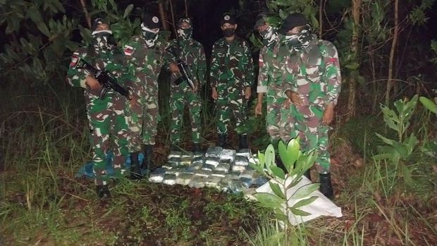 Personel TNI AD menggagalkan upaya penyelundupan narkoba jenis sabu dan pil ekstasi di Temajuk, Kalbar. Hampir 36 kg sabu disita aparat Dok. Istimewa)